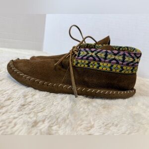 VTG Oglala Sioux brown suede moccasin booties with embroidered detailing